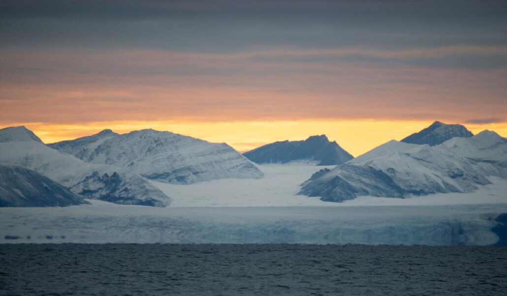 Midnight sun boat expedition – Dinner in front of a glacier 